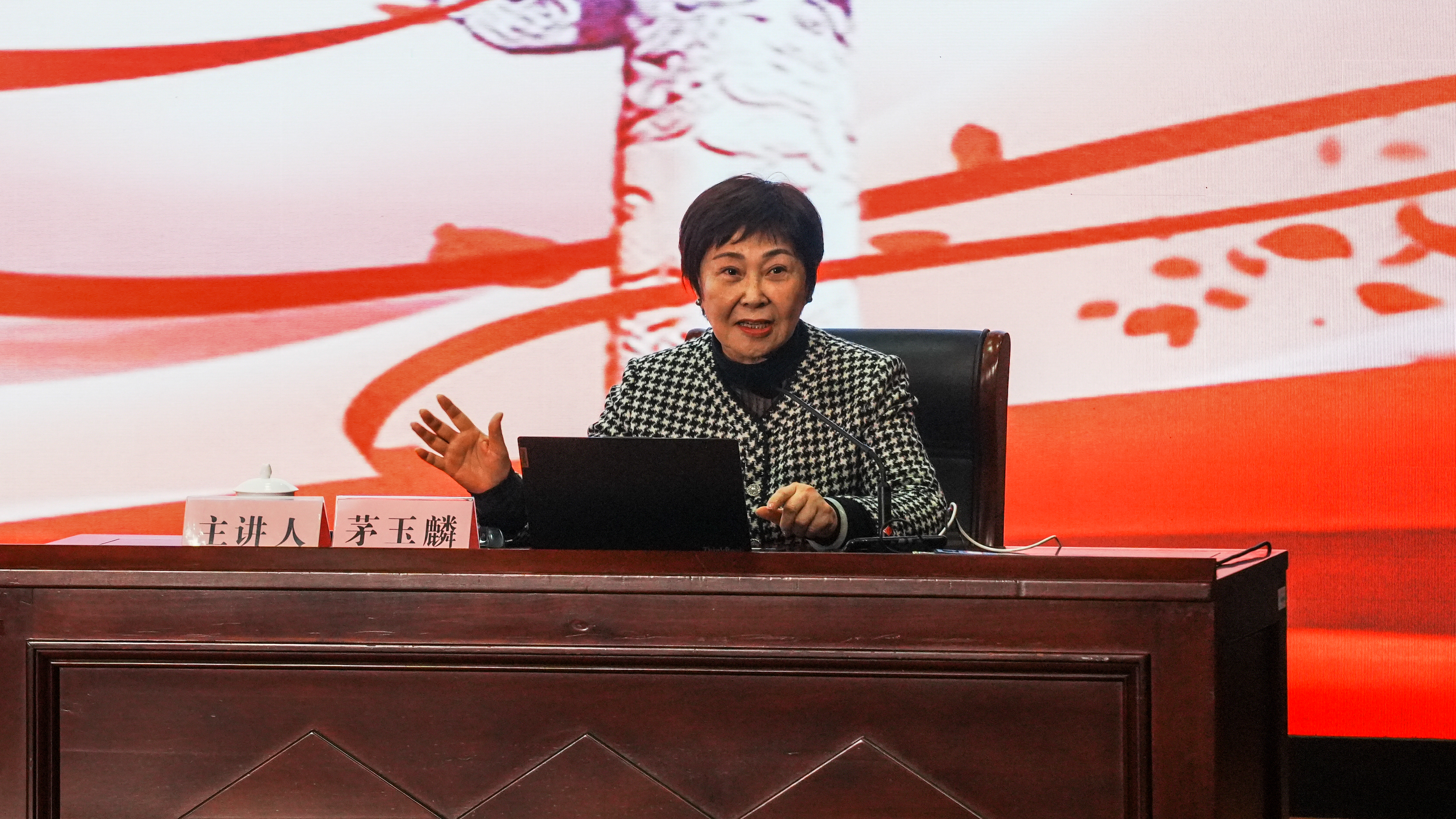 茅玉麟理事长做客宁波大学“做人做事做学问”讲坛，讲述茅以升先生“爱国、科学、奋斗、奉献”的人生故事
