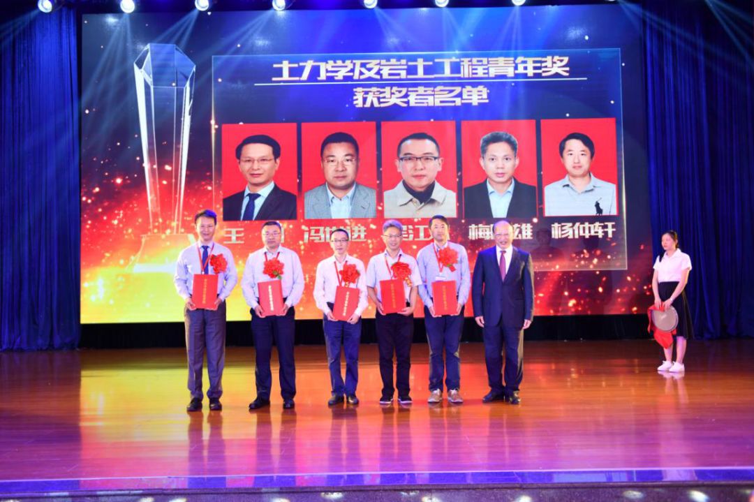 久久久精品国产亚洲成人满18免费网站