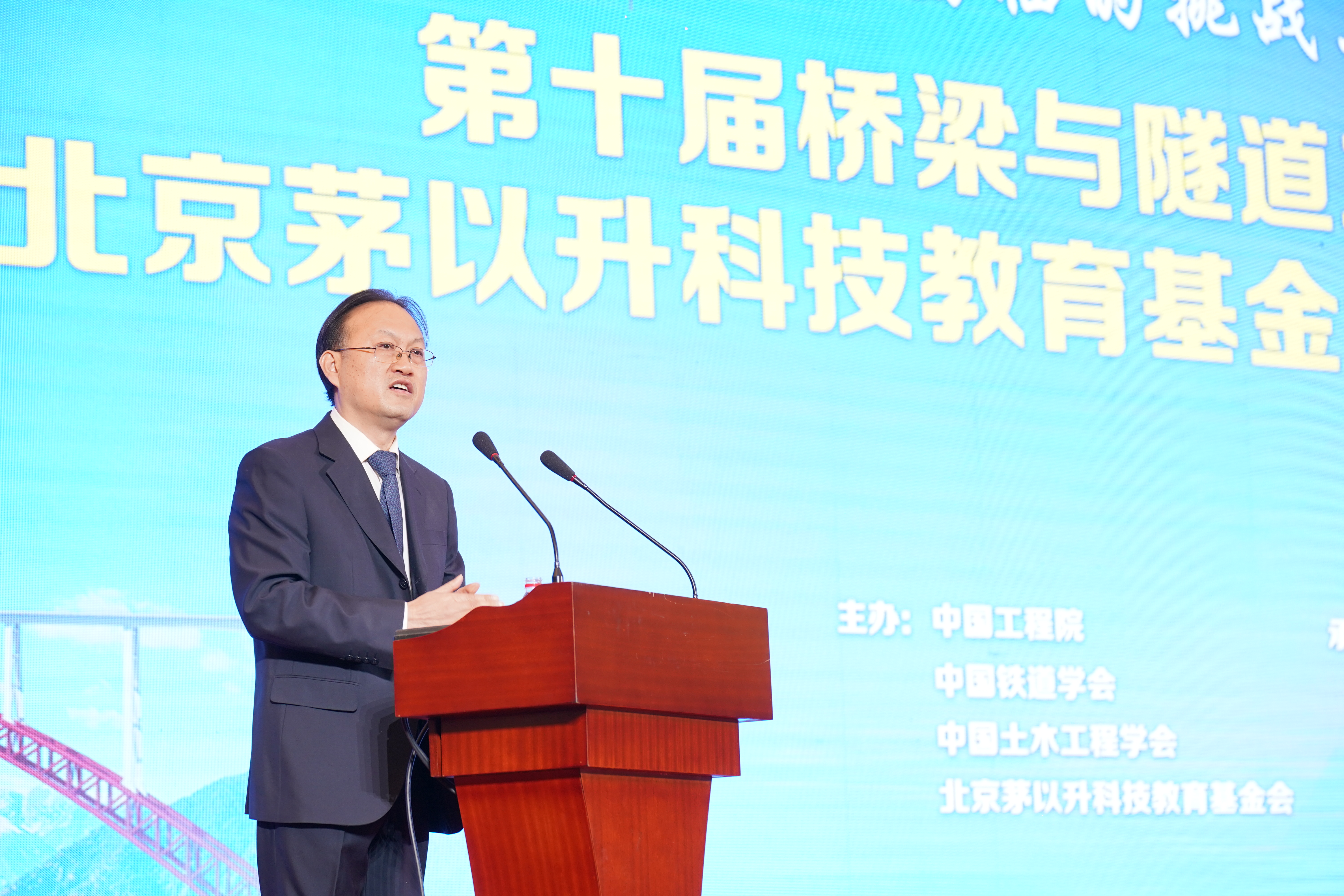 久久久精品国产亚洲成人满18免费网站