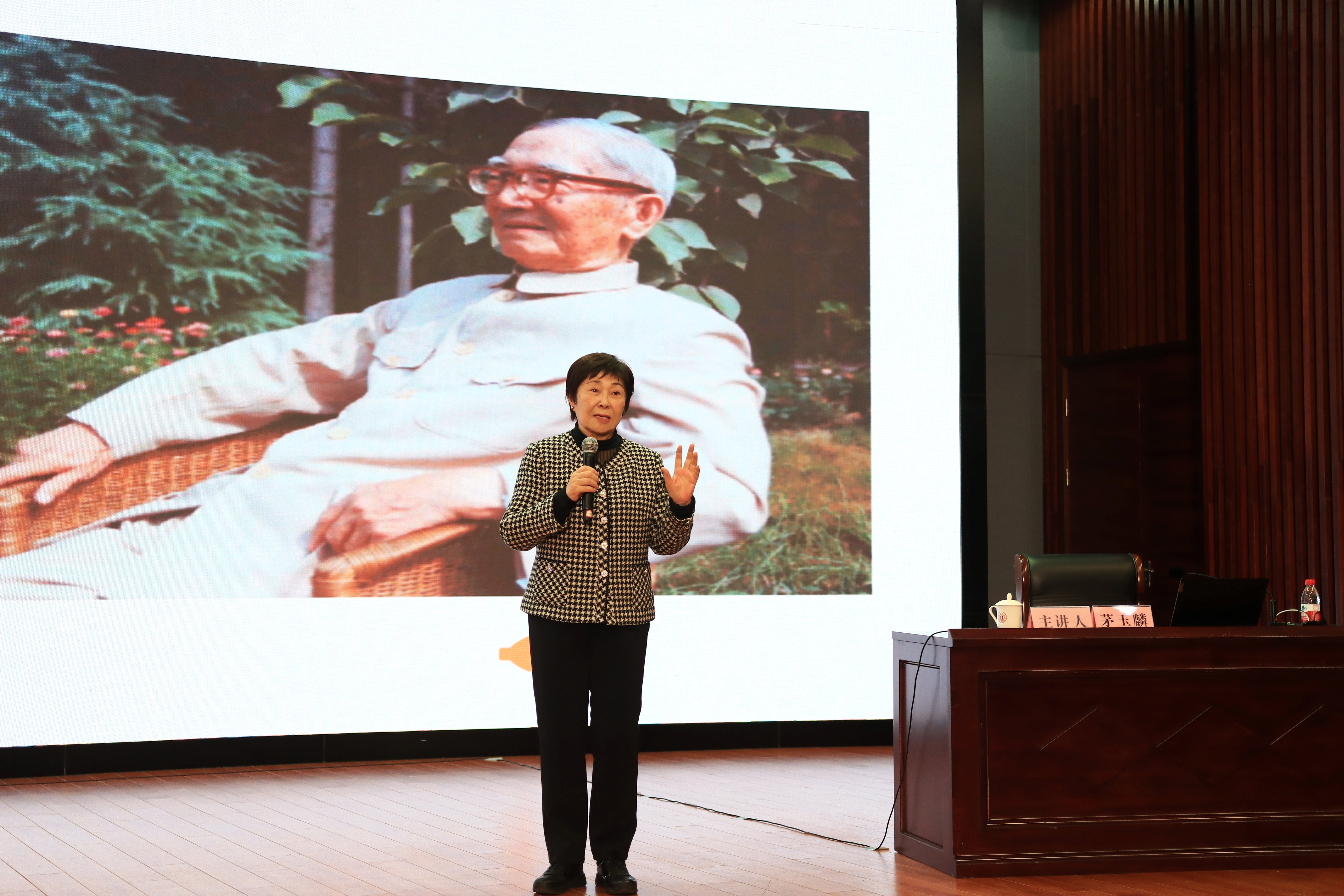 久久久精品国产亚洲成人满18免费网站