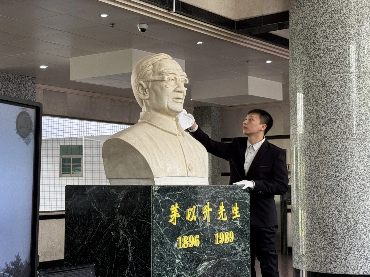 久久久精品国产亚洲成人满18免费网站