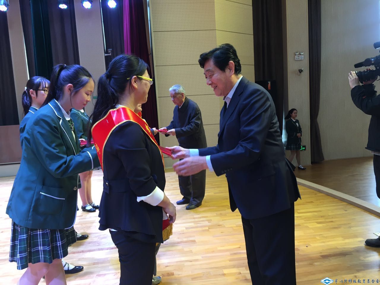 久久久精品国产亚洲成人满18免费网站